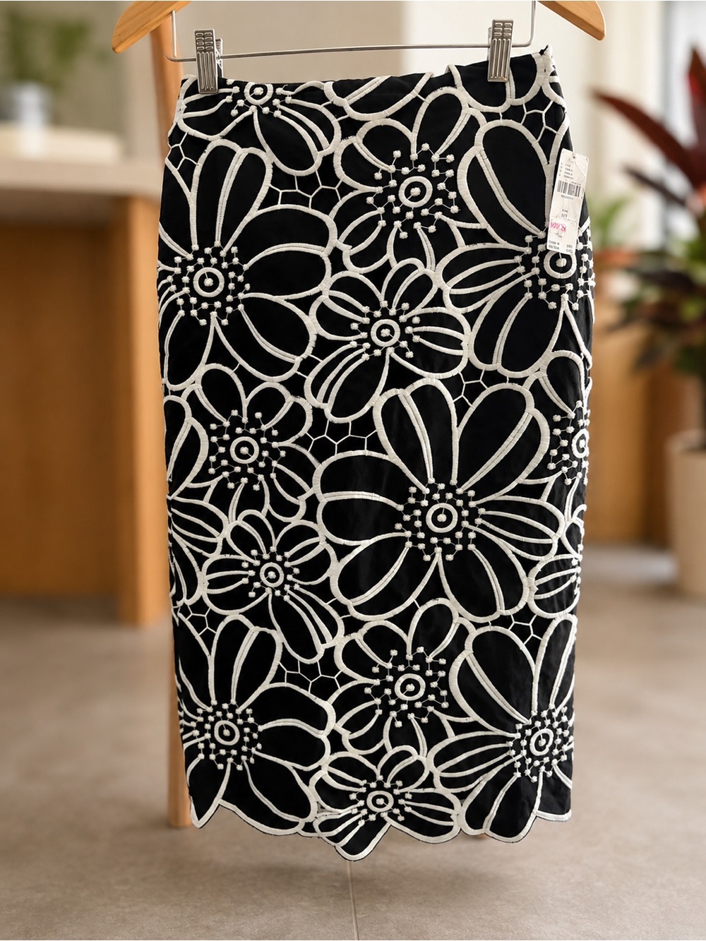 NWT Maeve Anthropologie Black & White Embroidered Floral Pencil Skirt size 00